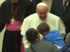 Criança argentina foi o centro das atenções em audiência geral do Papa Francisco