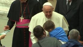 Criança argentina foi o centro das atenções em audiência geral do Papa Francisco