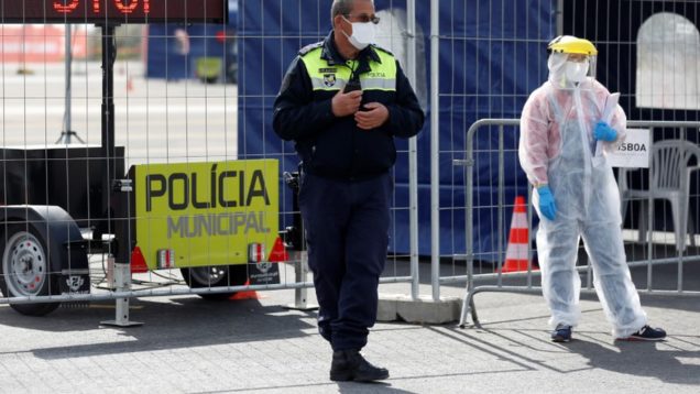 2020-03-26T144659Z_1_LYNXMPEG2P1D5_RTROPTP_3_HEALTH-CORONAVIRUS-PORTUGAL-DRIVE-THRU