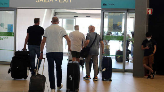 Turismo : Chegada de turistas ingleses ao Aeroporto de Faro