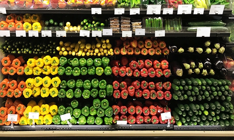 Vários vegetais dispostos num supermercado