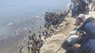 Ceuta pide el cierre de la frontera con Marruecos por la entrada de miles de migrantes